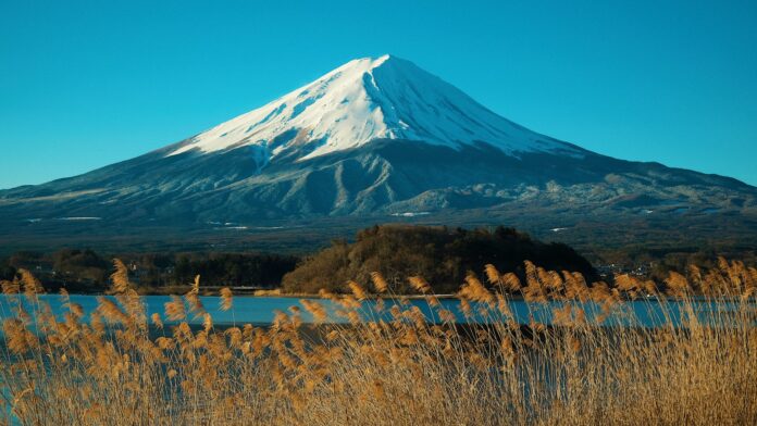 河口湖远眺富士山日本经典山岳景观