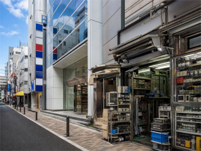 秋叶原电器街的大型家电楼与销售电子零件、电缆和工具的专业小店