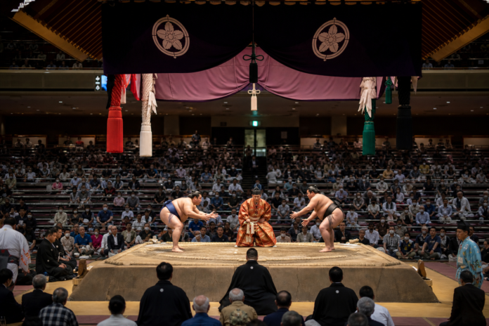 大相撲本場所の土俵で対戦する力士と行司