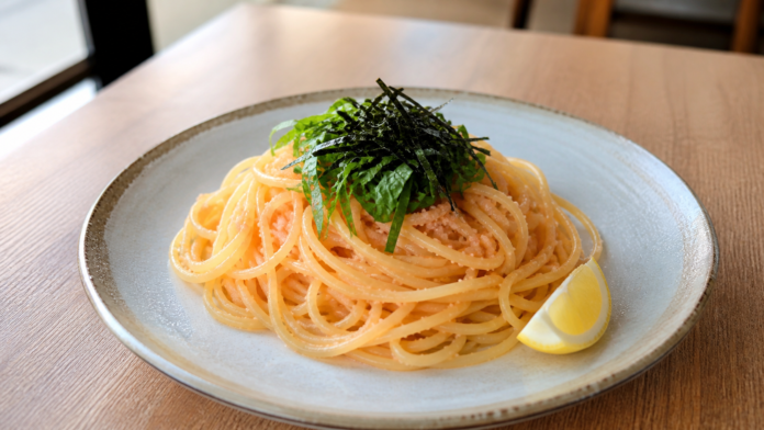 海苔と大葉を添えた日本の明太子和風パスタ