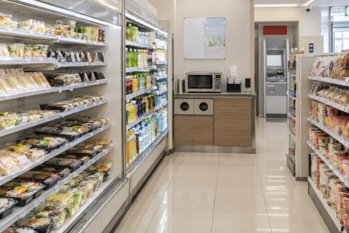 可看到便當、飲料、微波爐與ATM區域的日本便利商店內部