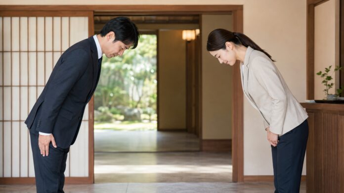 서로 마주 보고 정중하게 절하는 두 사람