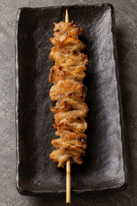 折叠串起的酥香鸡皮串(かわ/kawa)示意图